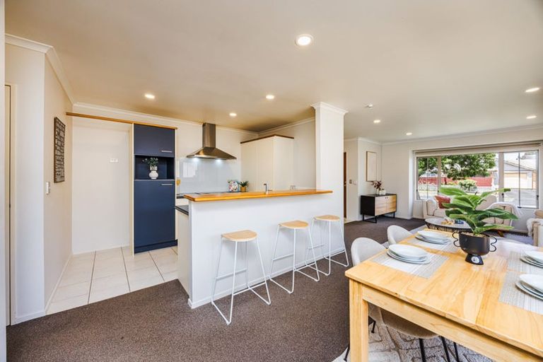 Photo of property in 98 Riverton Drive, Randwick Park, Auckland, 2105