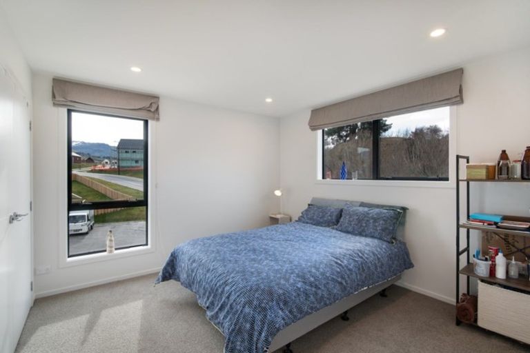 Photo of property in 28 Hayes Creek Road, Lake Hayes Estate, Queenstown, 9304