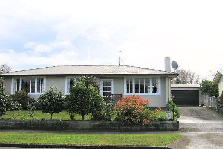 Photo of property in 6 Mokau Place, Terrace End, Palmerston North, 4410