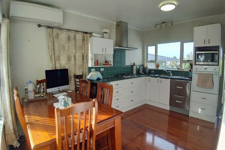 Photo of property in 1/22 Knights Road, Rothesay Bay, Auckland, 0630