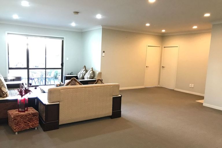 Photo of property in 2/132 Stancombe Road, Flat Bush, Auckland, 2016