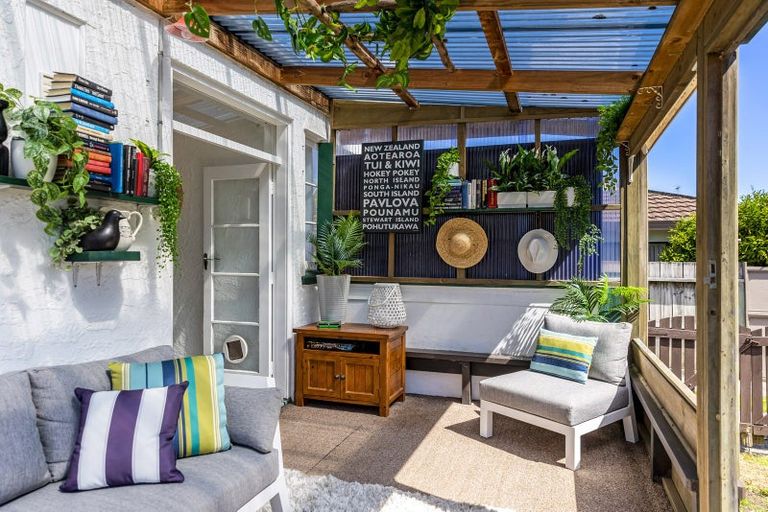 Photo of property in 32 Dignan Street, Point Chevalier, Auckland, 1022