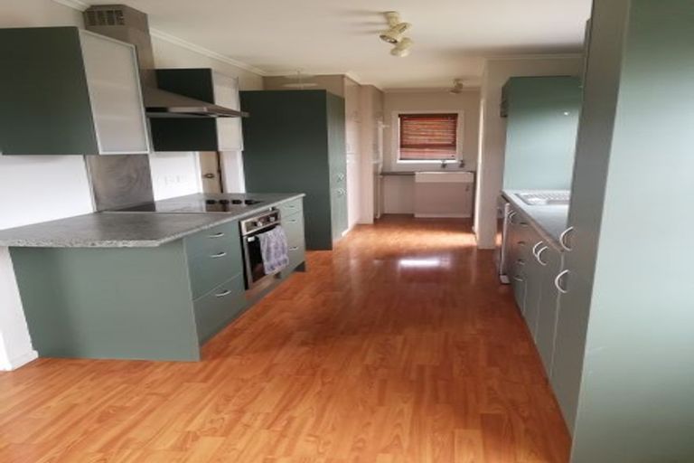 Photo of property in 12 Bamboo Grove, Kelston, Auckland, 0602