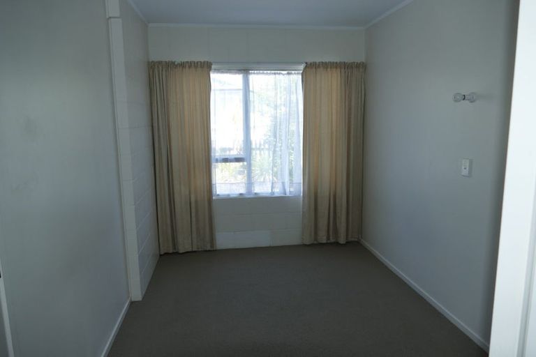 Photo of property in 5 Miltonia Avenue, Te Atatu South, Auckland, 0610