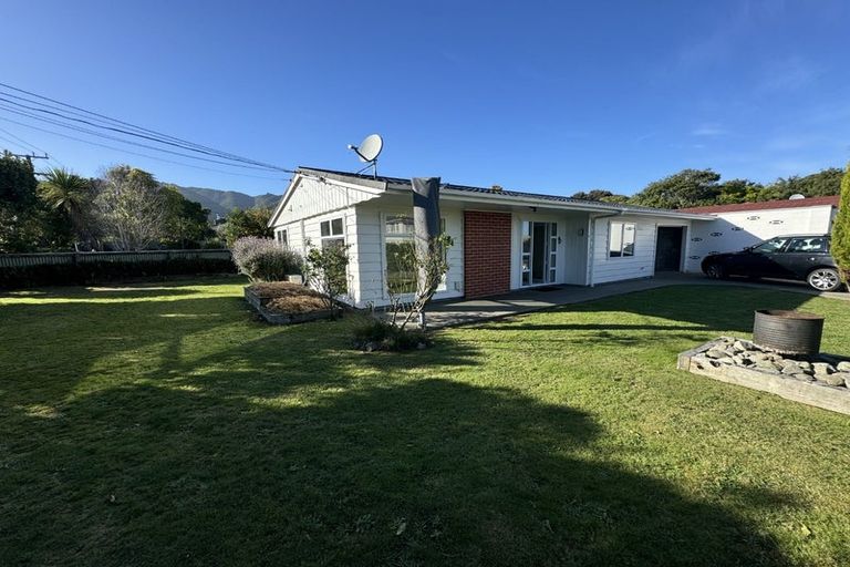 Photo of property in 1 Nikau Road, Waikanae, 5036