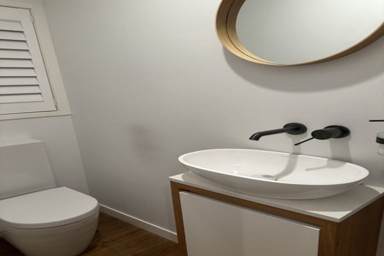 Photo of property in 4a Page Point, Mellons Bay, Auckland, 2014