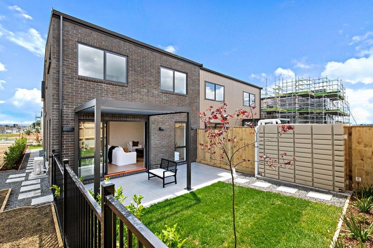 Photo of property in 2/529g Massey Road, Mangere, Auckland, 2022