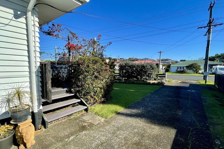 Photo of property in 35 Queen Road, Bellevue, Tauranga, 3110