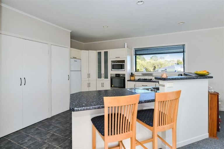 Photo of property in 36 Roberts Road, Matakatia, Whangaparaoa, 0930