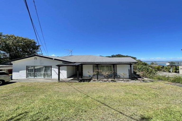 Photo of property in 28 Harrybrook Road, Green Bay, Auckland, 0604