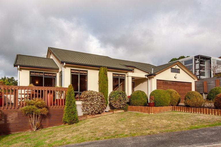 Photo of property in 16 Wantwood Grove, Churton Park, Wellington, 6037