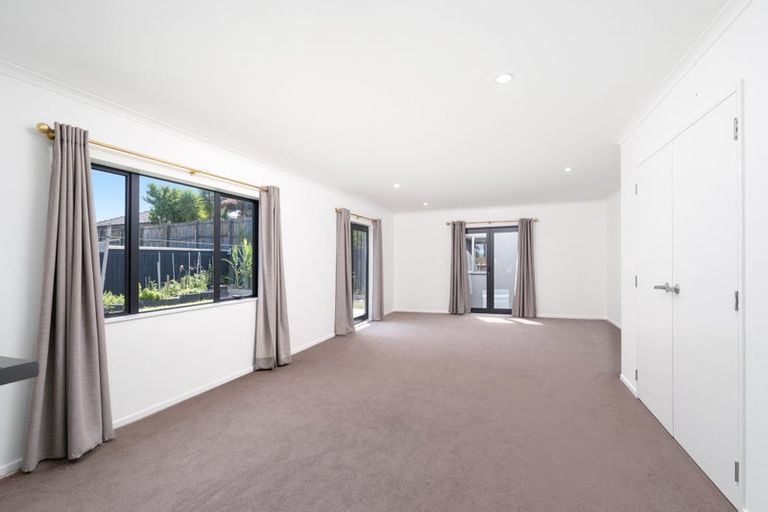 Photo of property in 16 Pyramid Place, Glen Eden, Auckland, 0602