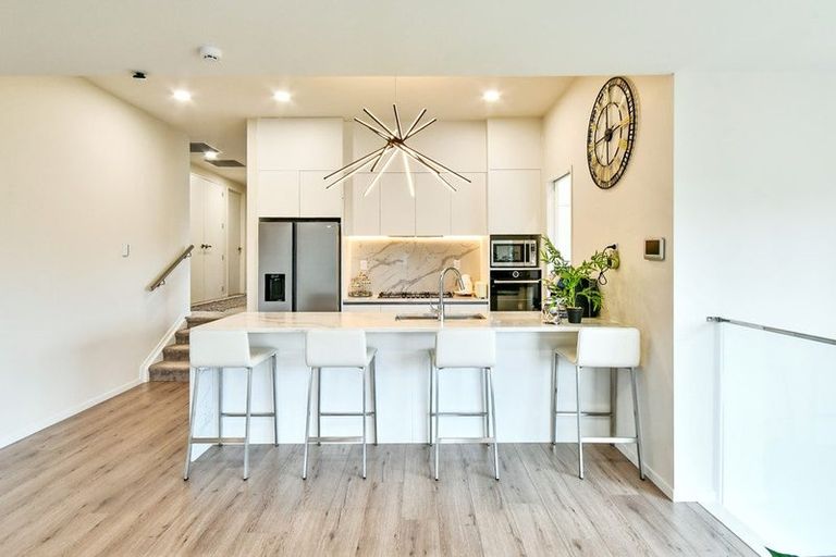 Photo of property in 7 Palmetto Place, Goodwood Heights, Auckland, 2105