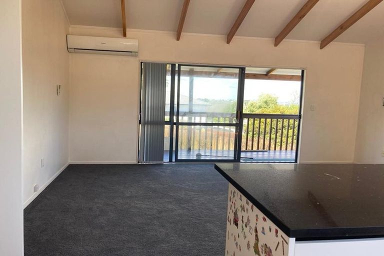 Photo of property in 10 Loughanure Place, Massey, Auckland, 0614