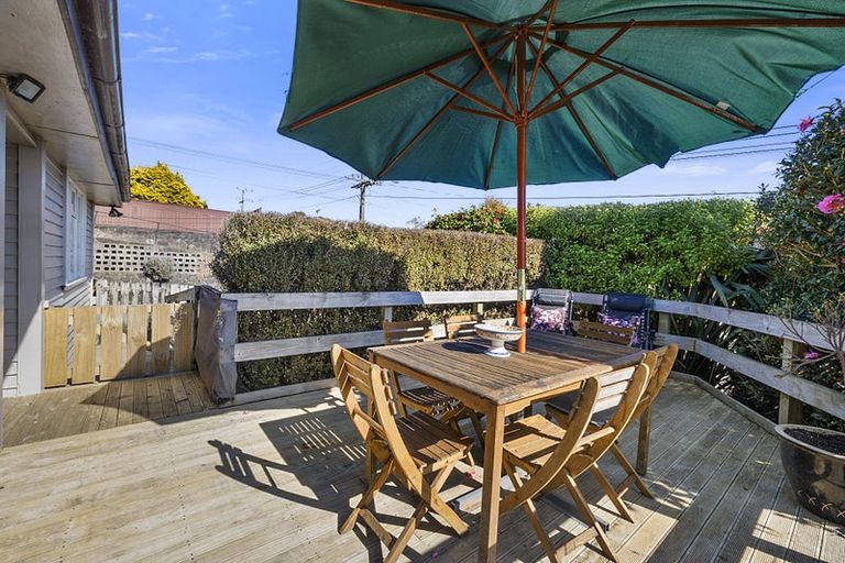 Photo of property in 95 Pioneer Road, Moturoa, New Plymouth, 4310