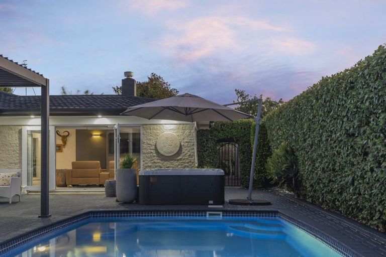 Photo of property in 9 Seymour Road, Mellons Bay, Auckland, 2014