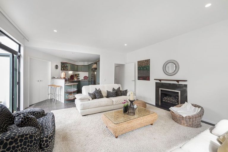 Photo of property in 2/8 Tui Glen Road, Birkenhead, Auckland, 0626