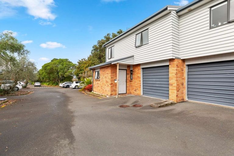 Photo of property in 4/36 West Coast Road, Glen Eden, Auckland, 0602