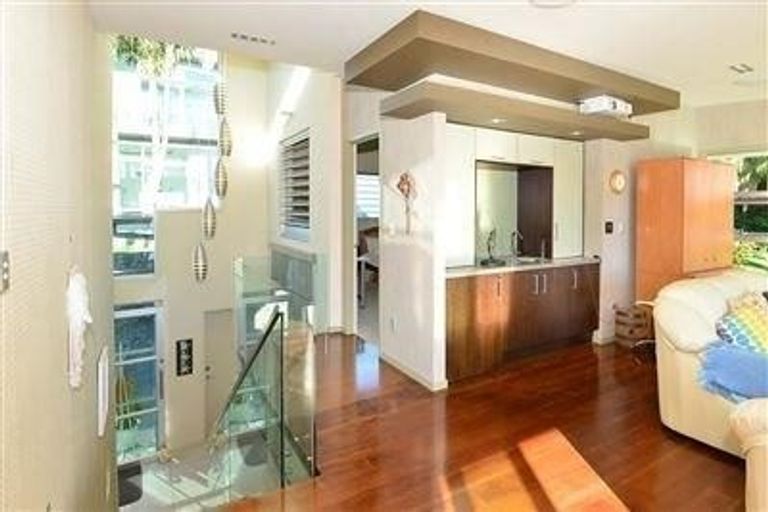 Photo of property in 42a Tindalls Bay Road, Tindalls Beach, Whangaparaoa, 0930