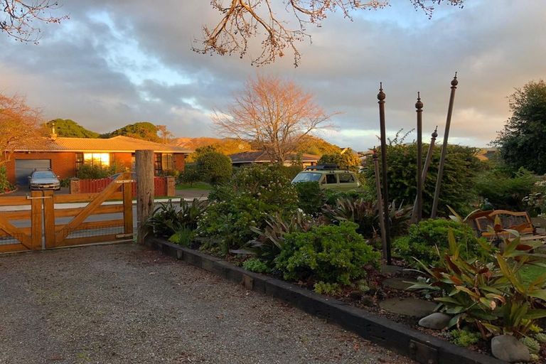 Photo of property in 16 Walton Avenue, Waikanae, 5036