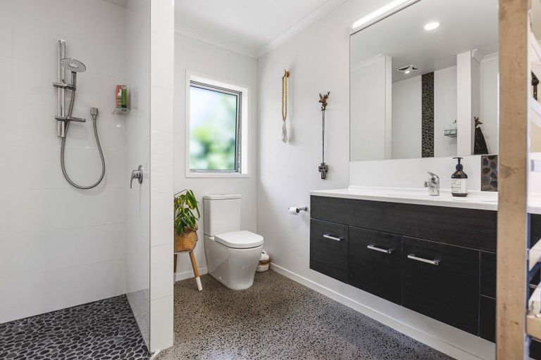 Photo of property in 10 Cooke Farm Grove, Waiwhakaiho, New Plymouth, 4312