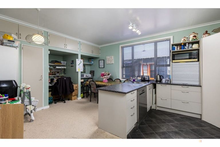 Photo of property in 70 Rhodes Street, Waimate, 7924