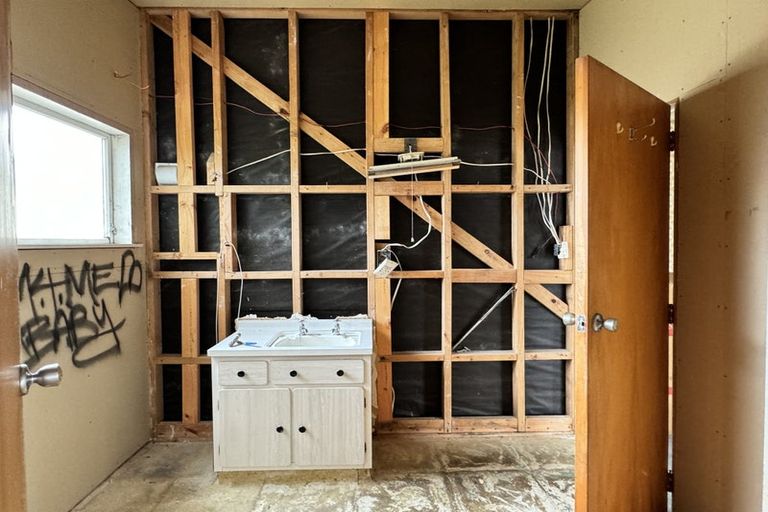 Photo of property in 95 Moorefield Road, Johnsonville, Wellington, 6037