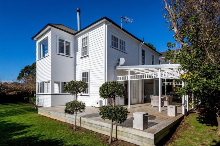 Photo of property in 100 Belt Road, New Plymouth, 4310