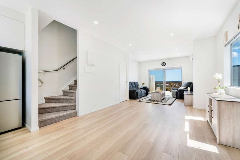 Photo of property in 11a Crestview Rise, Papakura, 2110