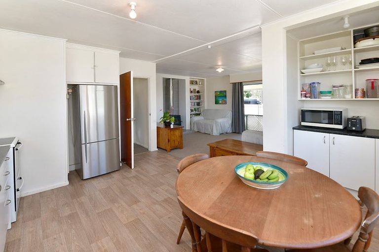 Photo of property in 2/11 Parakai Avenue, Parakai, 0830