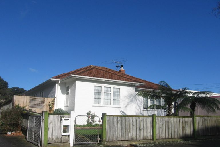 Photo of property in 189 Whites Line East, Waiwhetu, Lower Hutt, 5010