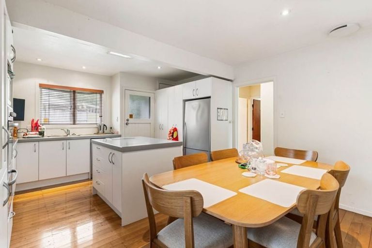 Photo of property in 47 Neil Avenue, Te Atatu Peninsula, Auckland, 0610