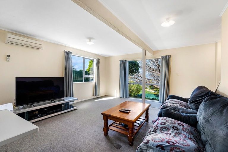 Photo of property in 9a Edgecombe Street, Newlands, Wellington, 6037