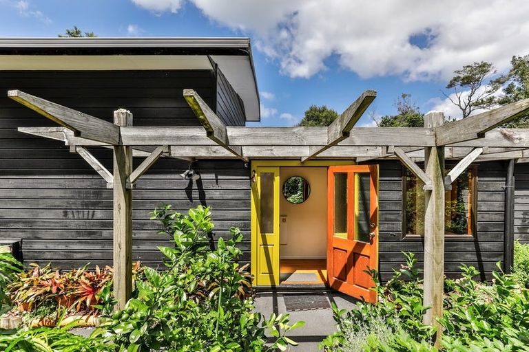 Photo of property in 37 York Road, Titirangi, Auckland, 0604