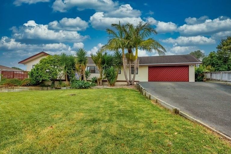 Photo of property in 11 Raphael Place, West Harbour, Auckland, 0618