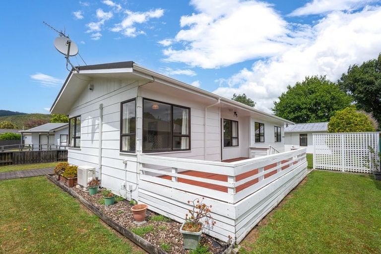 Photo of property in 15 Atarau Grove, Paraparaumu, 5032