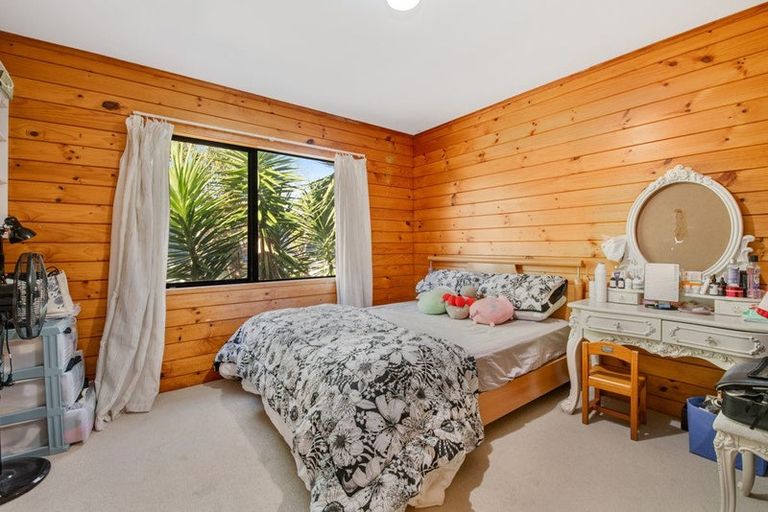 Photo of property in 12 Thalia Place, Totara Vale, Auckland, 0629