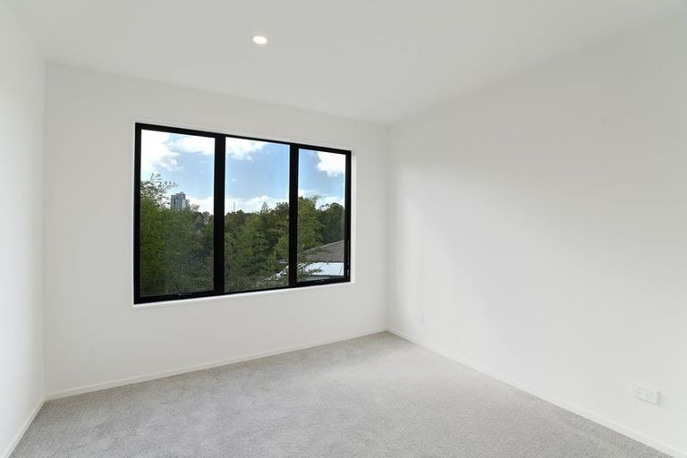 Photo of property in 3/4 Serjeant Street, Henderson, Auckland, 0612