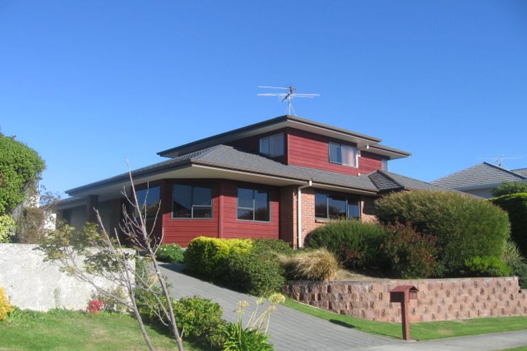 Photo of property in 14 Lanyon Place, Whitby, Porirua, 5024