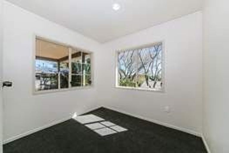Photo of property in 66e Woodglen Road, Glen Eden, Auckland, 0602