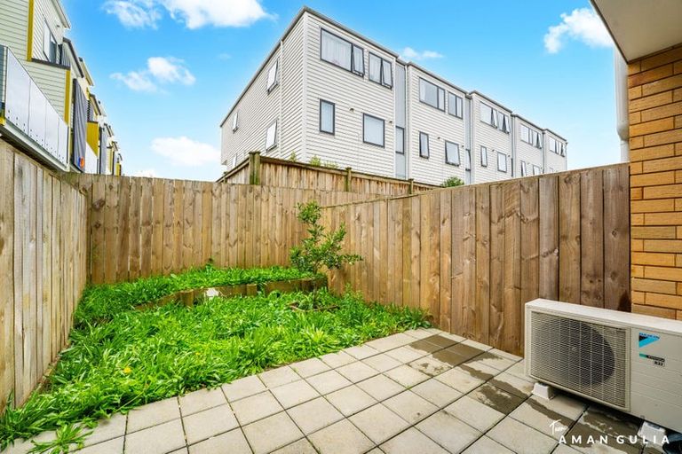 Photo of property in 15 Helen Jenepher Lane, Mount Wellington, Auckland, 1062