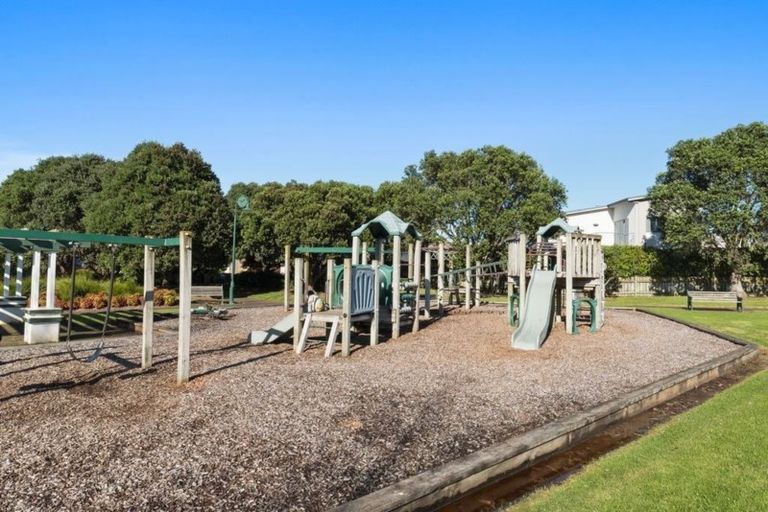 Photo of property in 8 Vinograd Drive, Te Atatu Peninsula, Auckland, 0610