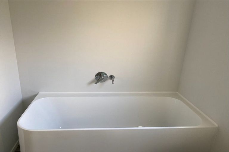 Photo of property in 2 Waimarie Park, Levin, 5510