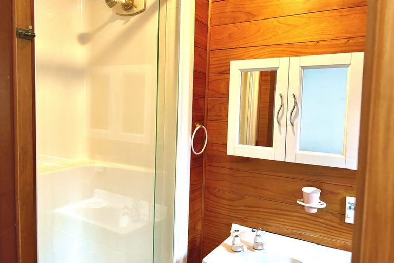 Photo of property in 40 Spence Road, Henderson, Auckland, 0612