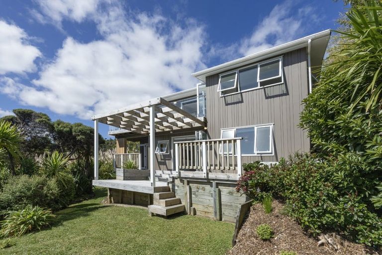 Photo of property in 15 Piha Road, Piha, New Lynn, 0772