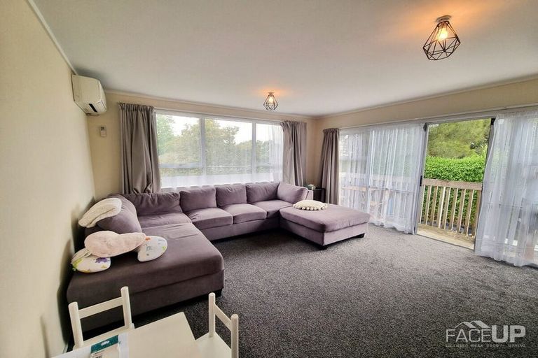 Photo of property in 2/10 Kemp Road, Massey, Auckland, 0614