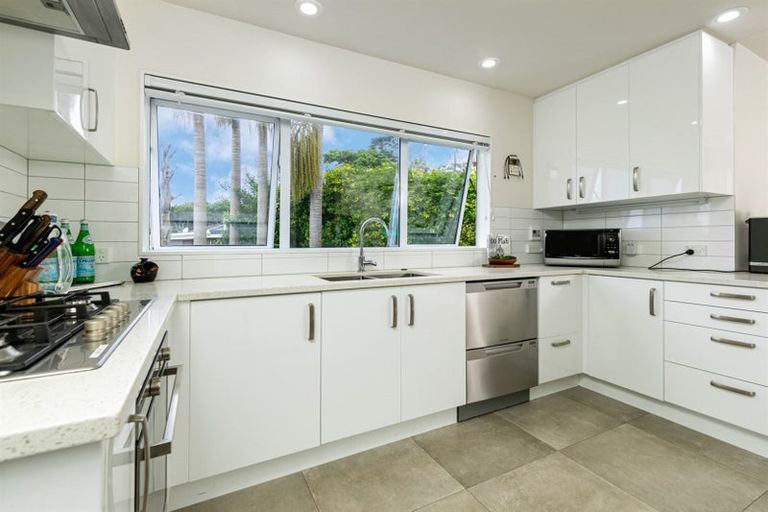 Photo of property in 2/5a Galaxy Drive, Mairangi Bay, Auckland, 0630