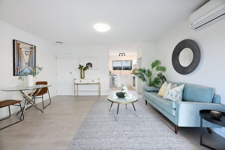 Photo of property in 1/1 Flagstaff Place, Massey, Auckland, 0614
