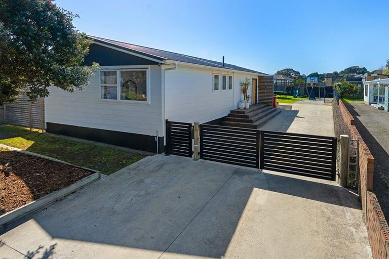 Photo of property in 4 Robert Mckeen Street, Otaki Beach, Otaki, 5512