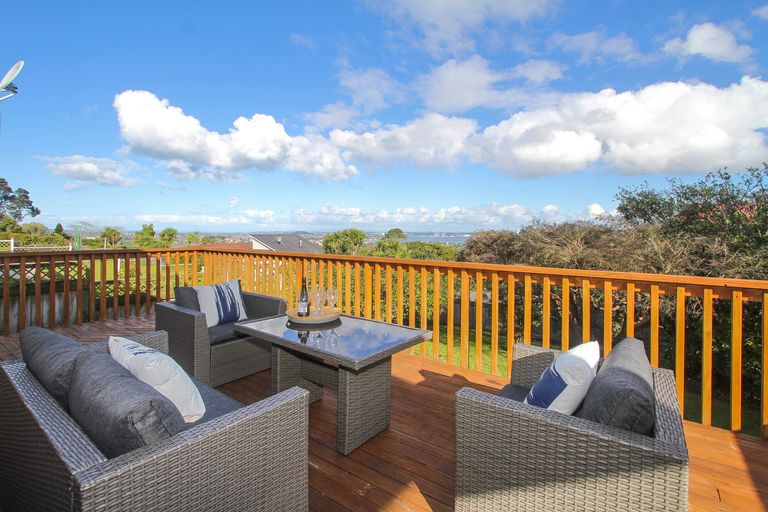 Photo of property in 99 Pupuke Road, Northcote, Auckland, 0627